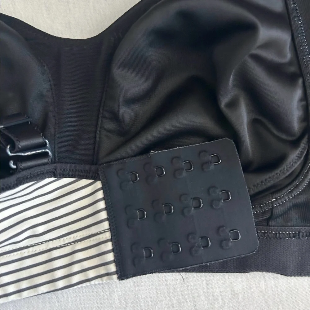 🎉3 for $50 🎉Lululemon Athletica Black and White Striped Sports Bra